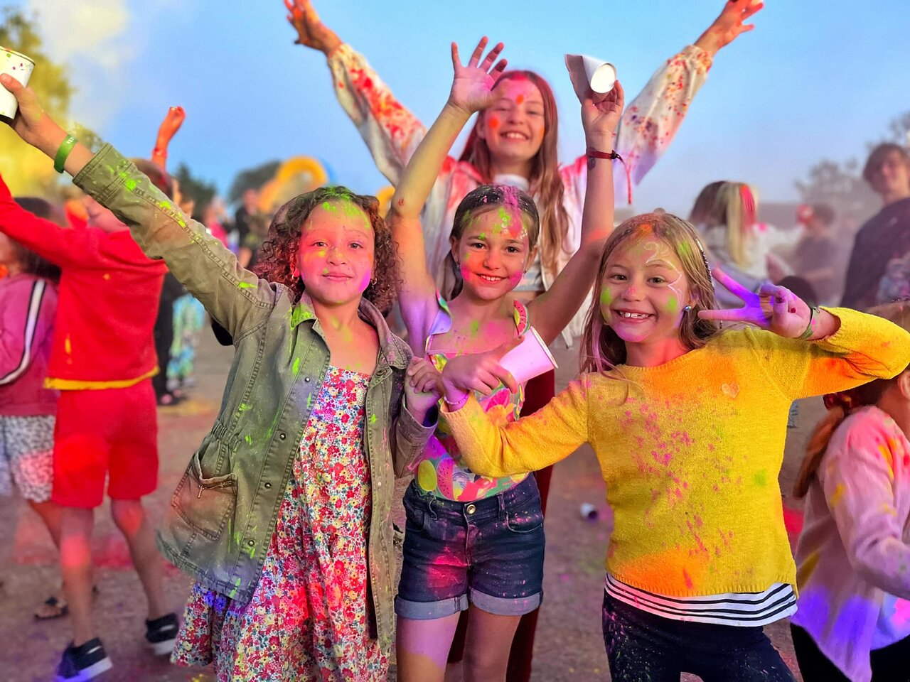 Colorful animation smiling children at CAPFUN Grand Large in FOUESNANT (29).
