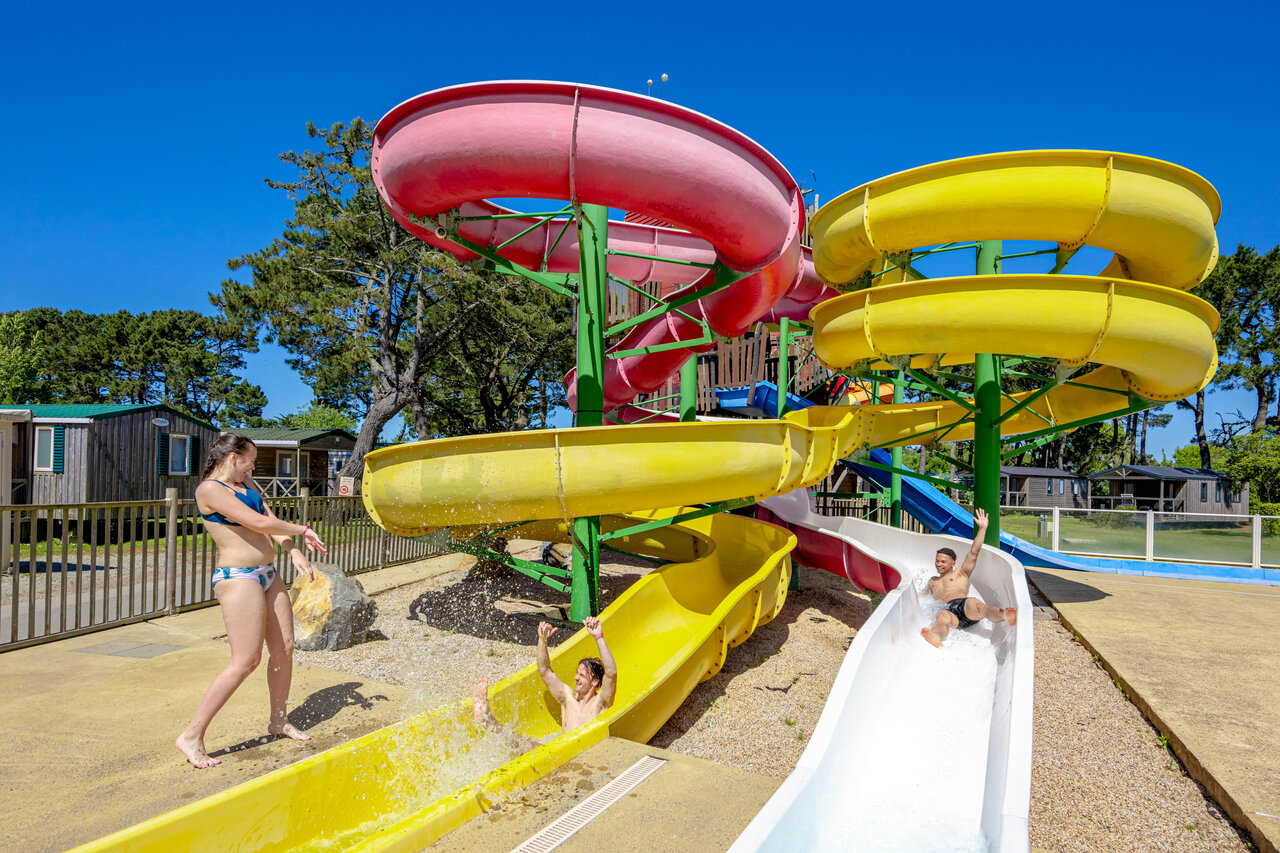 Colorful water slides for everyone at CAPFUN Grand Large campsite FOUESNANT (29).