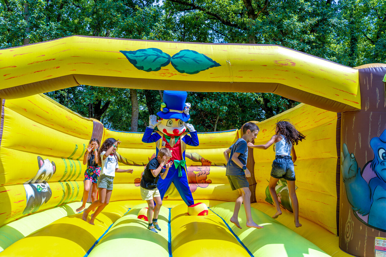 Inflatable structure, children and mascot at CAPFUN Grand Lierne campsite in CHATEAUDOUBLE (26).