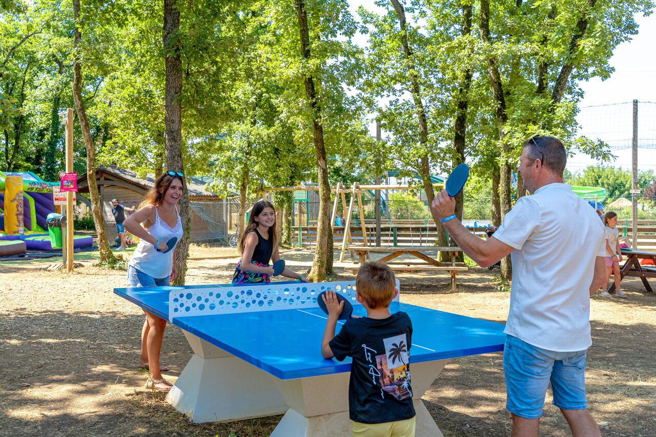 Family playing outdoor table tennis, activities at CAPFUN Grand Lierne campsite in CHATEAUDOUBLE (26).