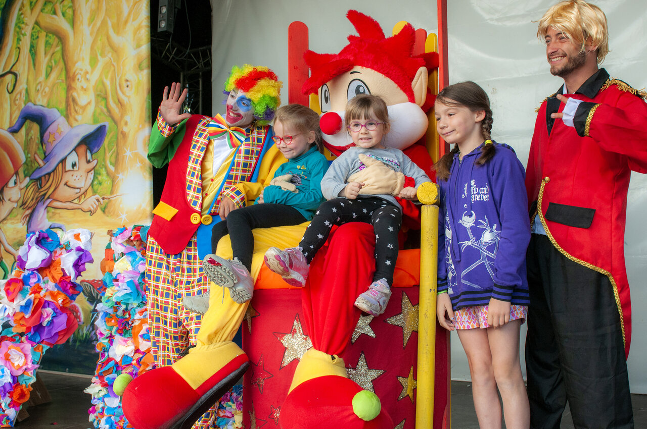 Clown, mascot and children enjoying entertainment at CAPFUN Grand Lierne campsite in CHATEAUDOUBLE (26).