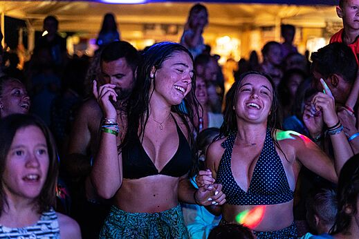 Smiling young people dancing at an animation at CAPFUN Grand Lierne campsite in CHATEAUDOUBLE (26).
