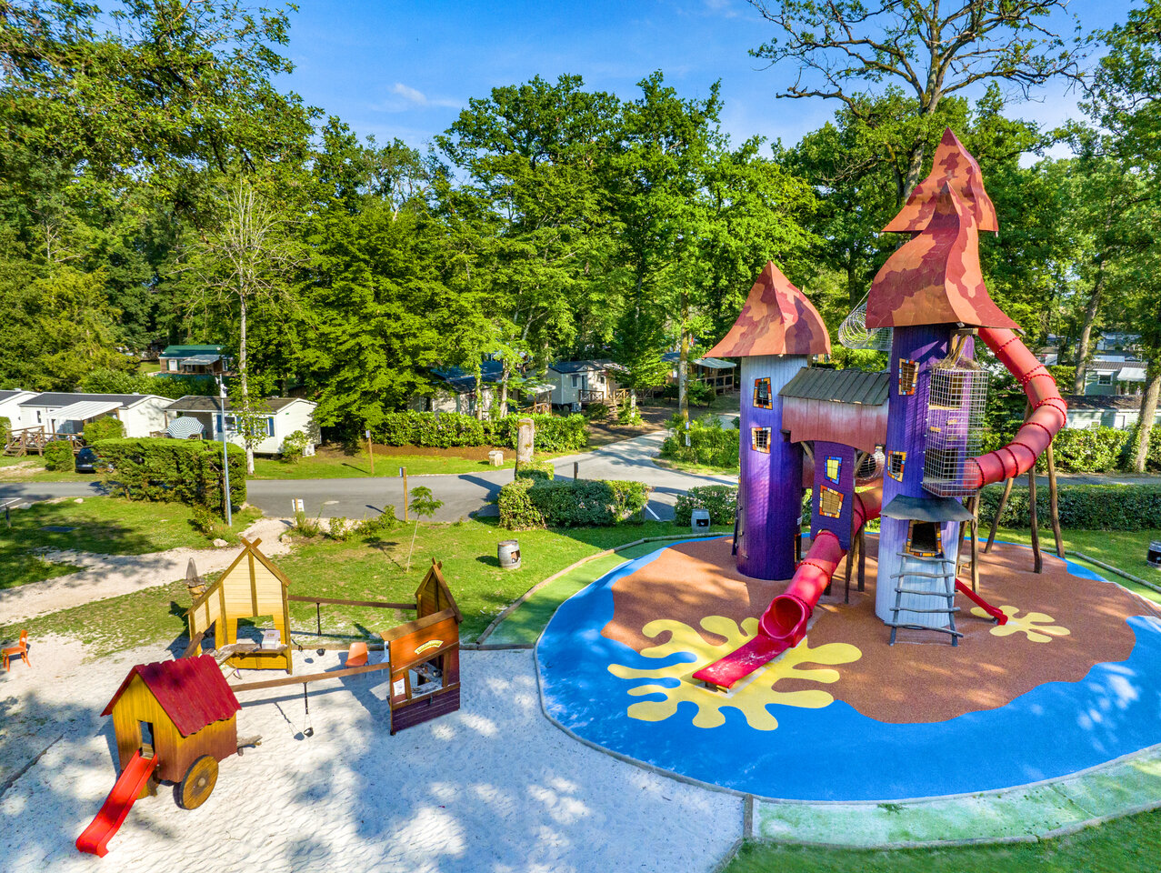 Large playground with slides and structures at CAPFUN Grenouill�re campsite in Su�vres (41).