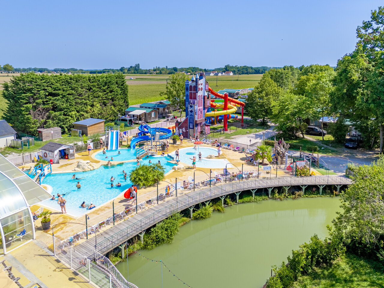 Large aquatic park with outdoor pools and giant slides at CAPFUN Grenouill�re campsite in Su�vres (41).
