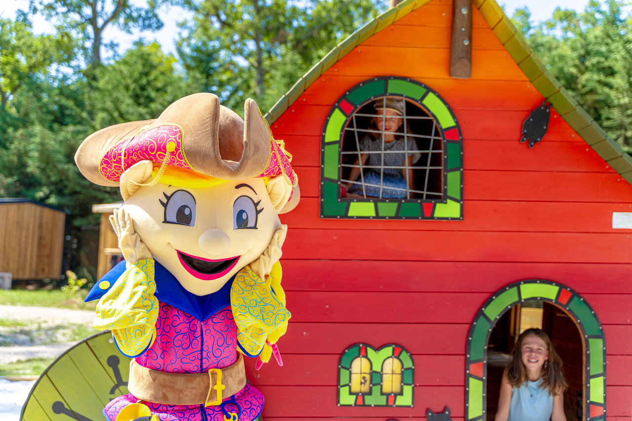 Mascot and children playing in a colorful playhouse at CAPFUN Grenouill�re campsite in Su�vres (41).