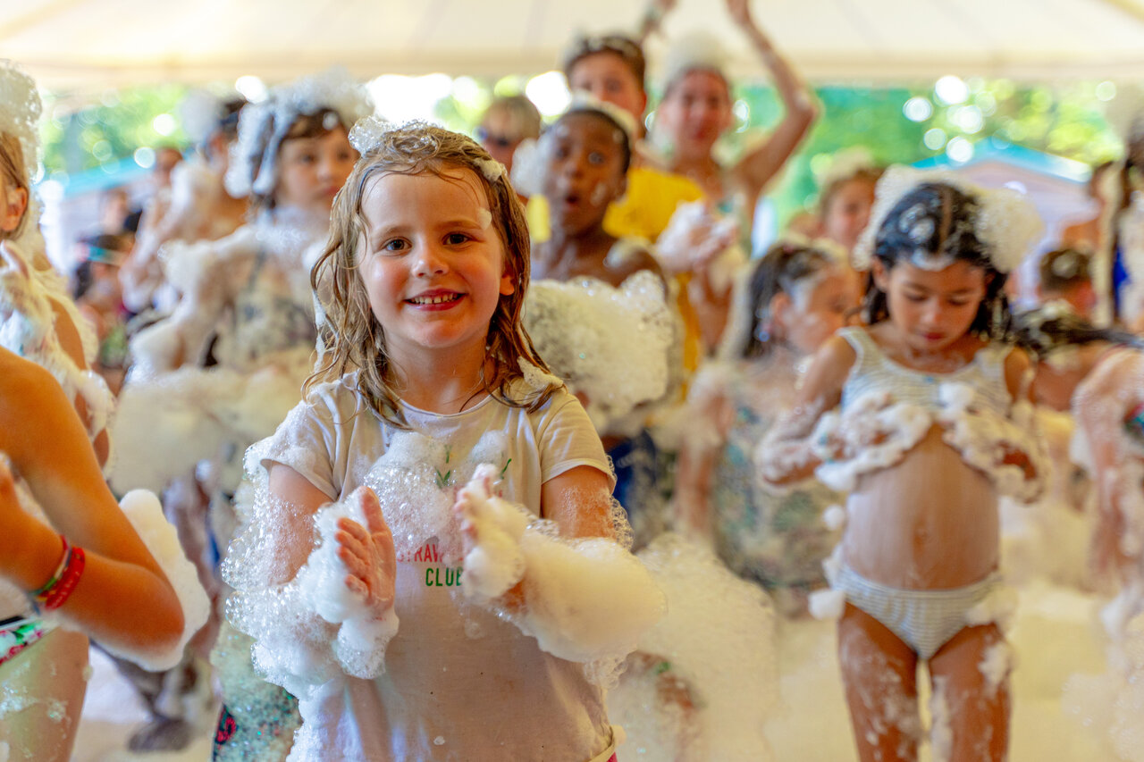 Smiling children playing in foam during animation at CAPFUN Grenouill�re campsite in Su�vres (41).