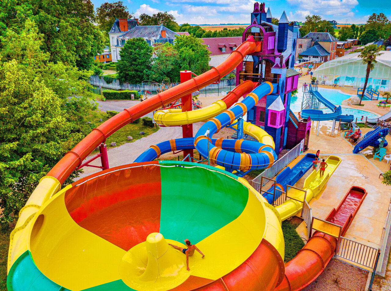 Water park with giant slides and pool at CAPFUN Grenouill�re campsite in Su�vres (41).