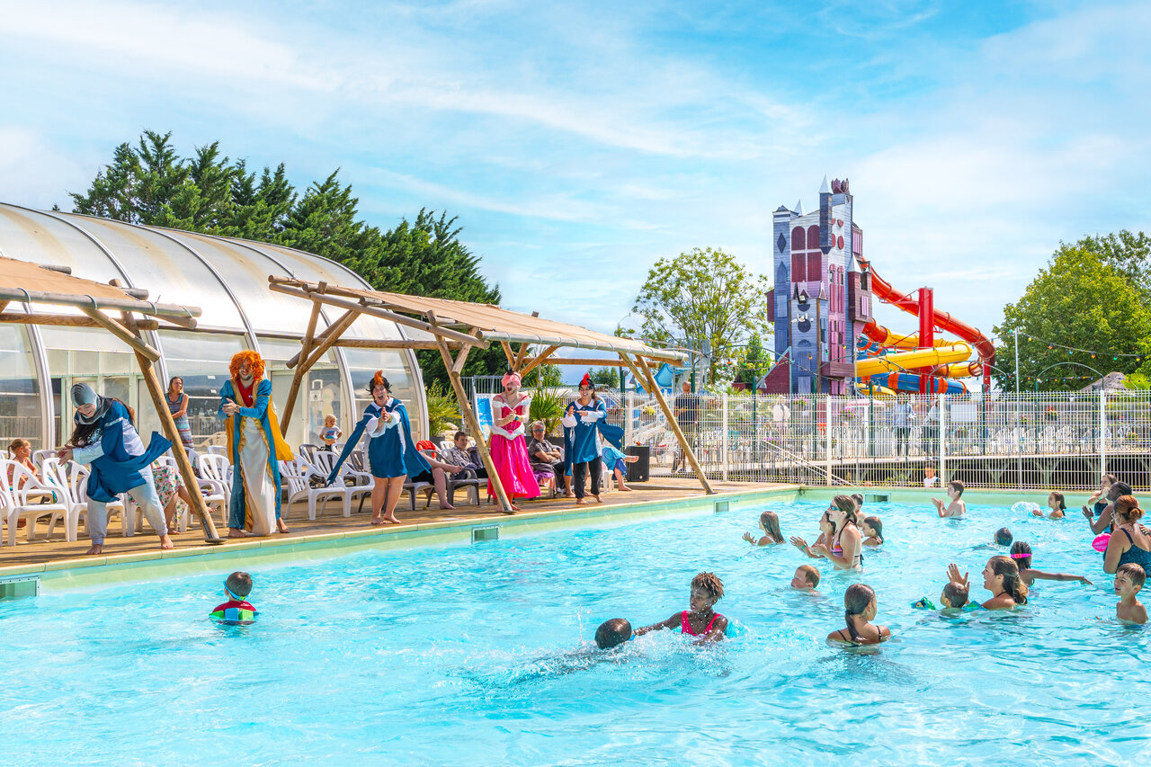 Outdoor swimming pool with slides and costumed entertainment at CAPFUN Grenouill�re campsite in Su�vres (41).