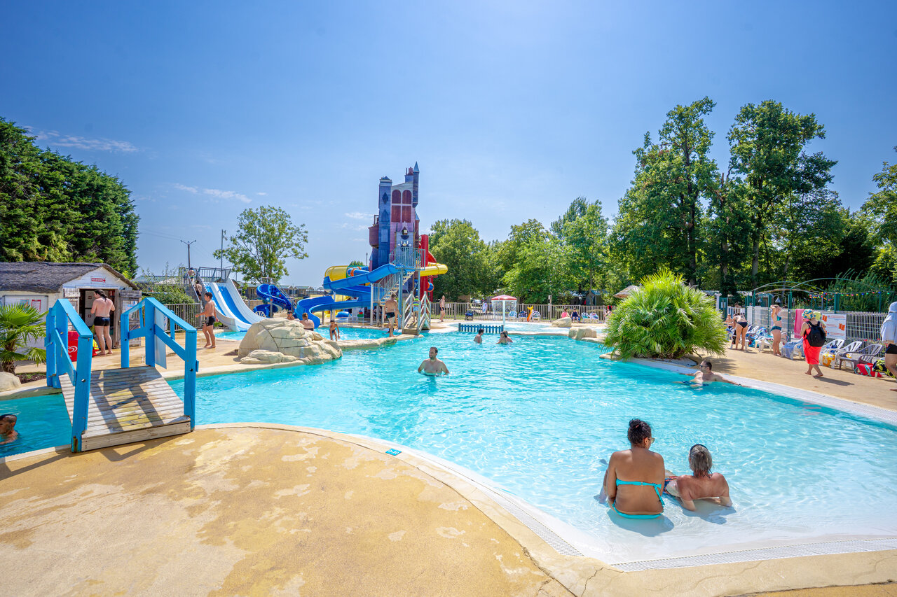 Outdoor swimming pool, water slides and games at CAPFUN Grenouill�re campsite in Su�vres (41).