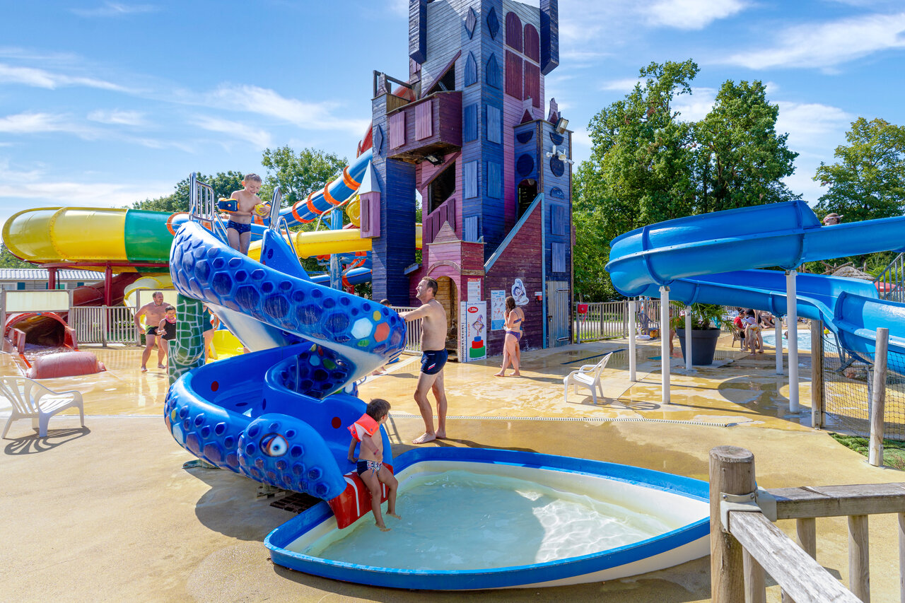 Water slides and fun pool at CAPFUN Grenouill�re campsite in Su�vres (41).