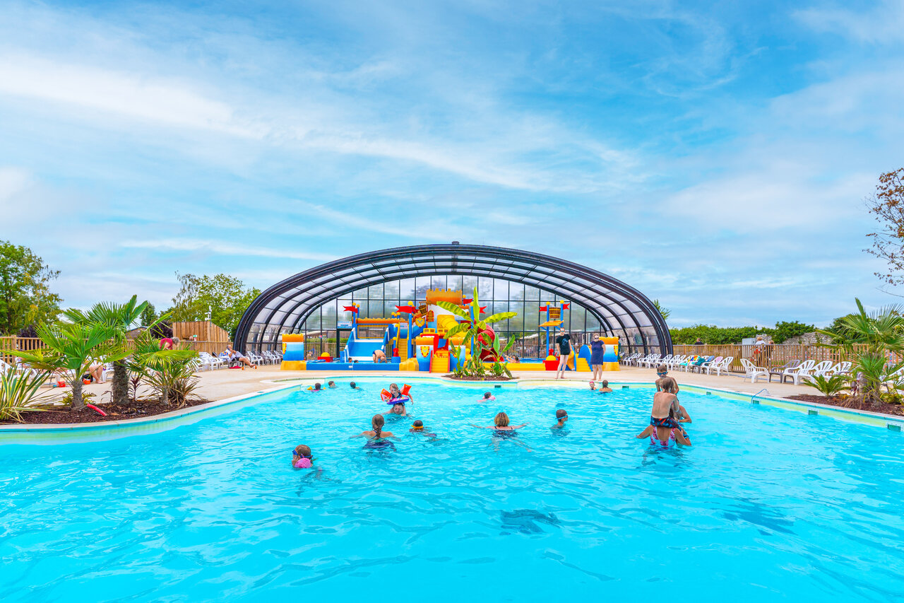 Outdoor swimming pool and covered water games at CAPFUN Grenouill�re campsite in Su�vres (41).