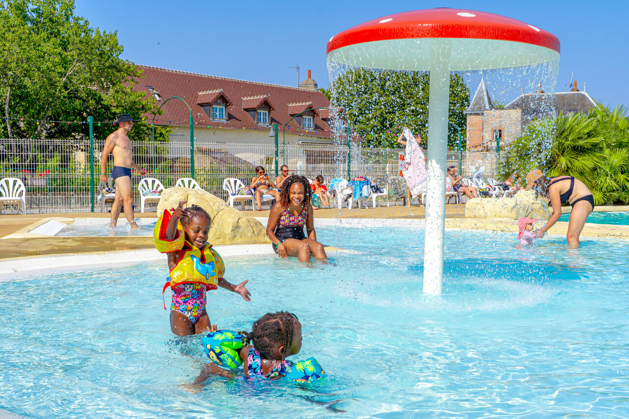 Children playing in paddling pool with mushroom water feature at CAPFUN Grenouill�re (41).