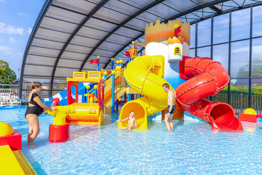 Covered aquatic playground with slides and castle at CAPFUN Grenouillère campsite in Suèvres (41).