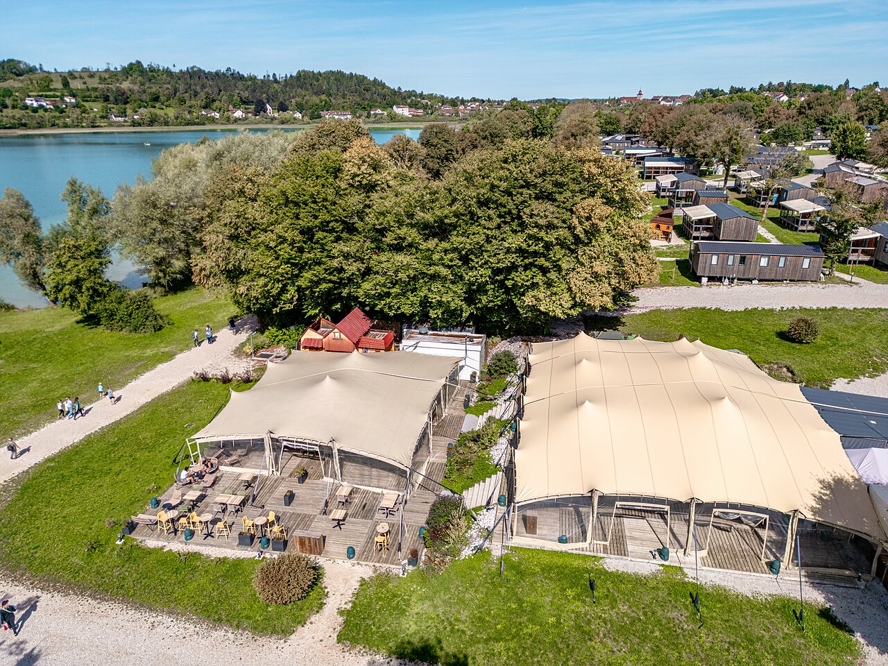 Large restaurant tent, accommodations at CLICOCHIC Grisi�re campsite in Clairvaux-les-Lacs (39).