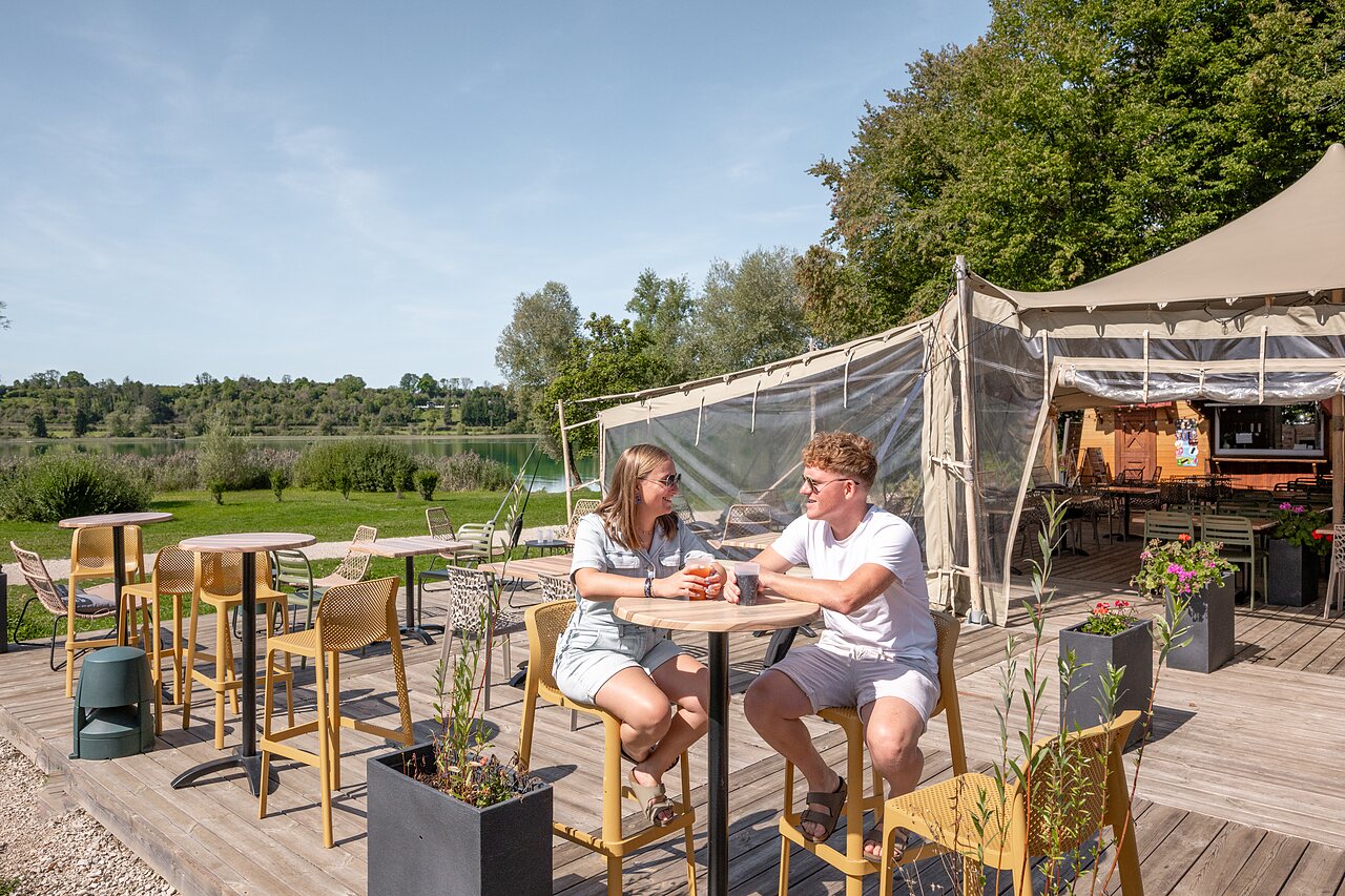 Outdoor bar at CLICOCHIC Grisi�re campsite in Clairvaux-les-Lacs (39).
