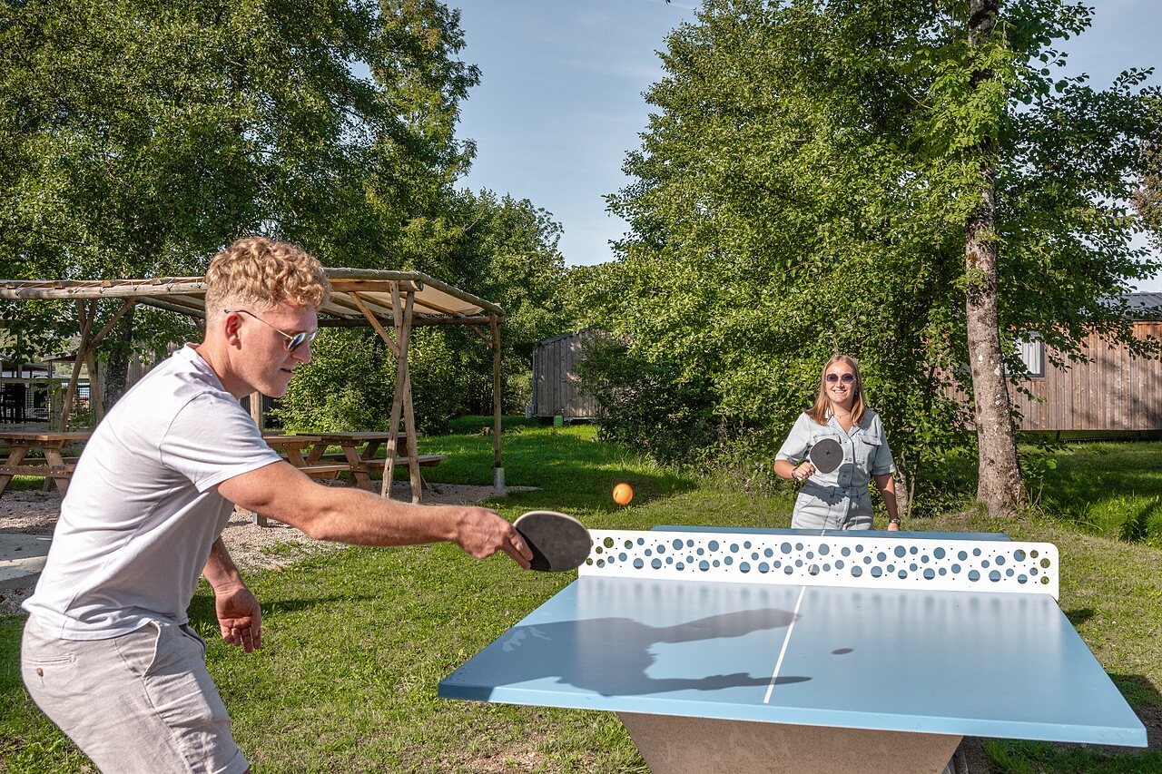 Outdoor table tennis players at CLICOCHIC Grisi�re campsite in Clairvaux-les-Lacs (39).