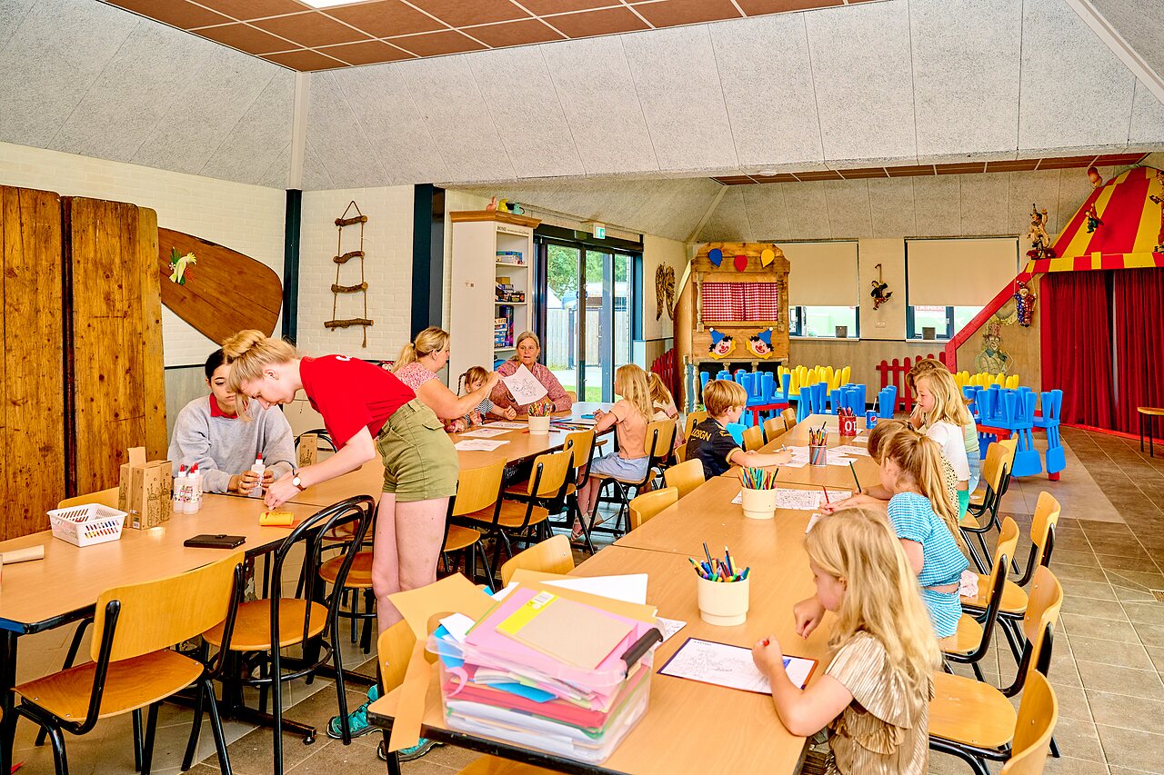 Children enjoying creative activities with animators at CAPFUN Groene Eiland campsite in Appeltern.