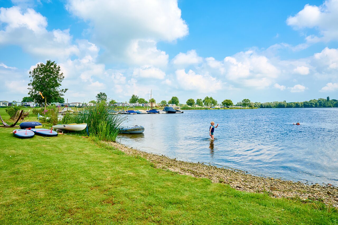 Child playing in water, water sports, lake at CAPFUN Groene Eiland in Appeltern.