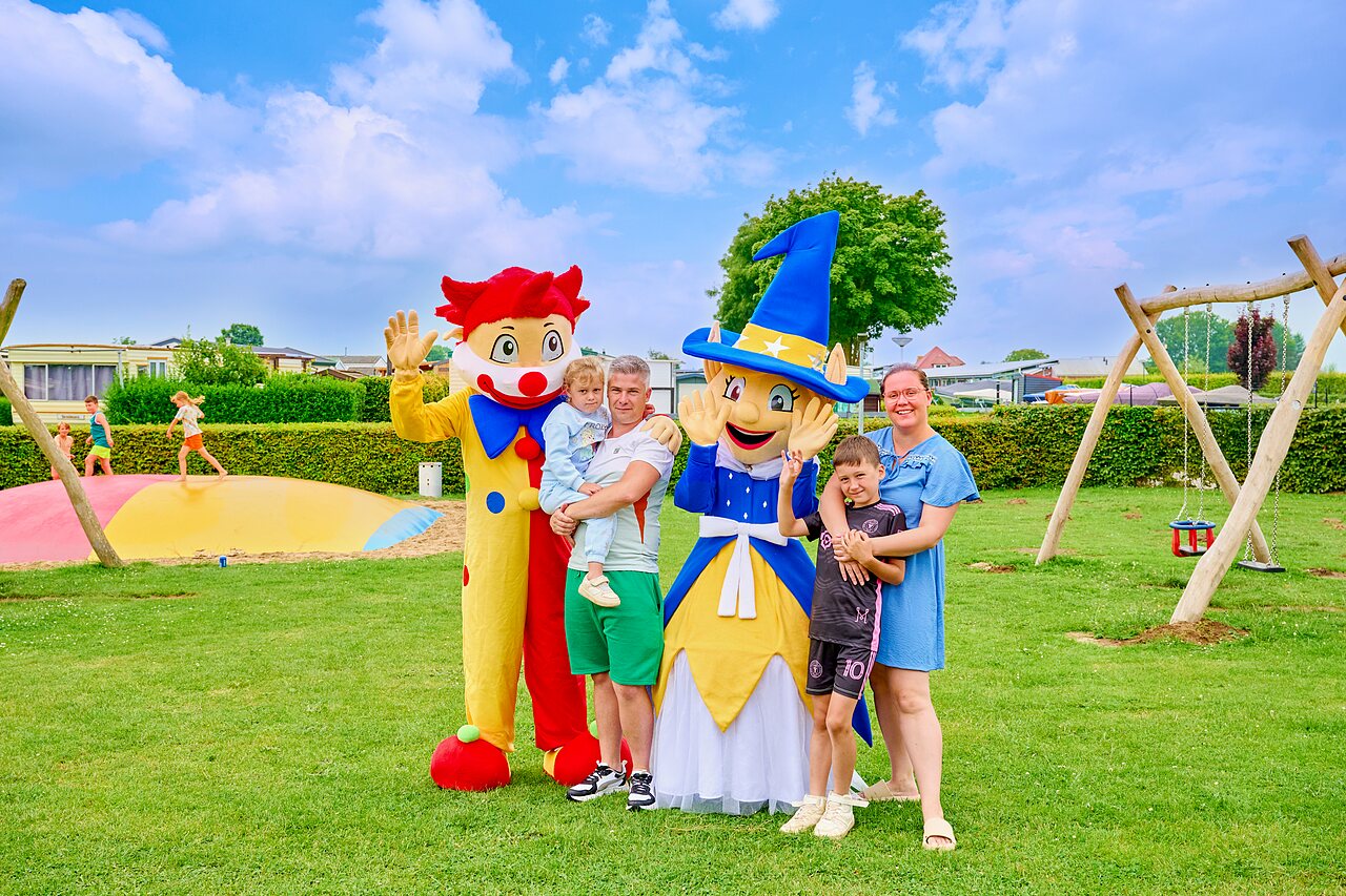 Mascots and smiling families, children's games at CAPFUN Groene Eiland in Appeltern.