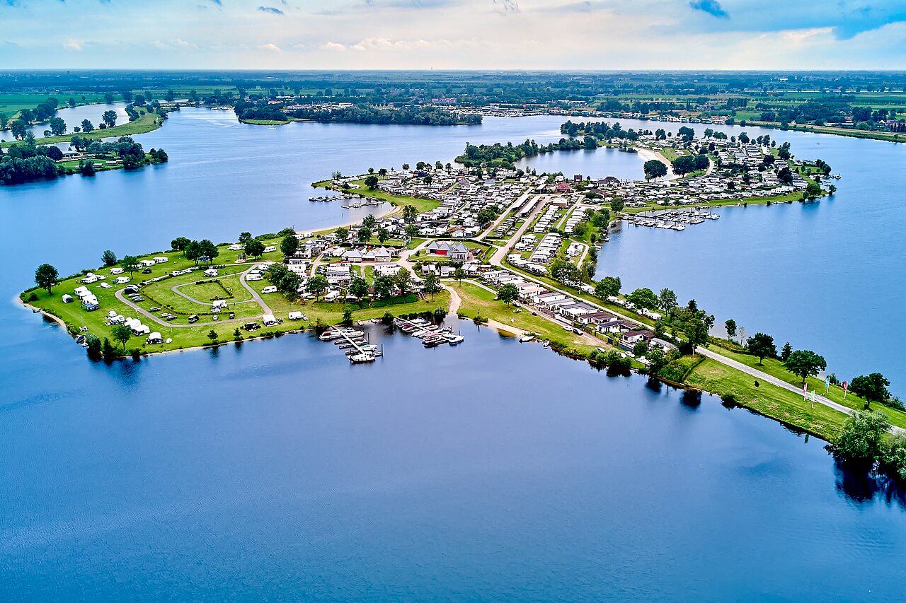 Aerial view lakeside campsite, pitches, mobile homes, marina at CAPFUN Groene Eiland in Appeltern.