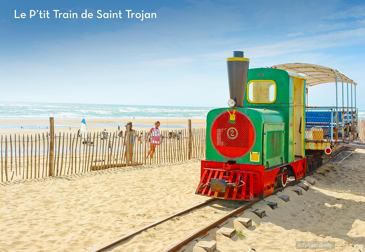 Le P'tit Train de Saint Trojan sur la plage, �le d'Ol�ron.