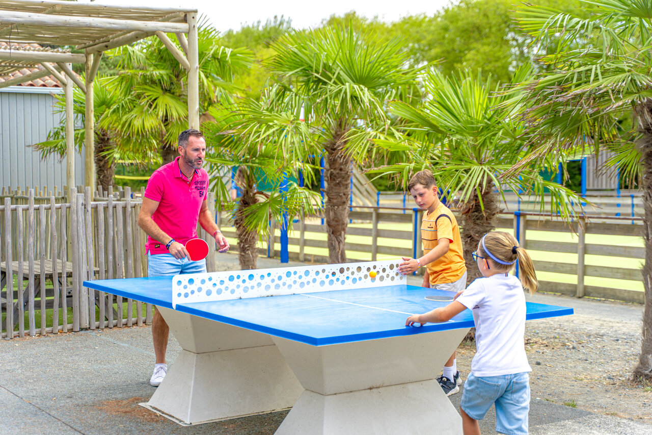 Outdoor table tennis with family at VAGUES OCEANES Grosses Pierres campsite in Saint-Georges-d'Ol�ron.