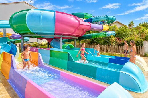 Colorful water slides and children at VAGUES OCEANES Grosses Pierres, Saint-Georges-d'Oléron (17).