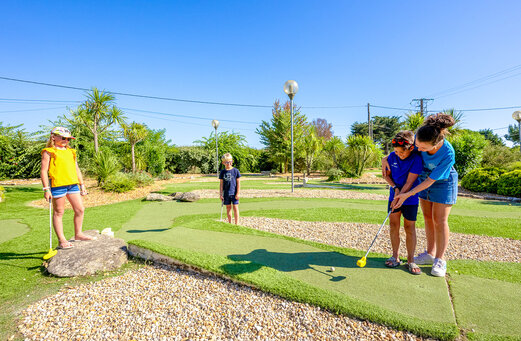 Mini-golf with children and activity leader at VAGUES OCEANES Grosses Pierres campsite in Saint-Georges-d'Oléron (17).