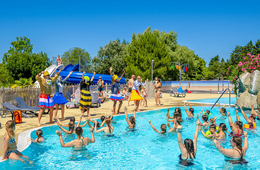 Water animation in outdoor pool, VAGUES OCEANES Grosses Pierres campsite, Saint-Georges-d'Oléron (17).