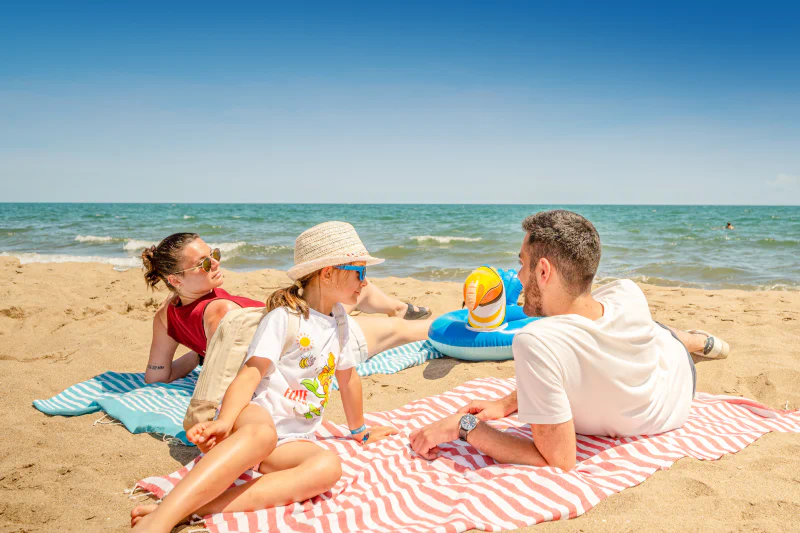 Family enjoying sandy beach at camping VAGUES OCEANES Hamacs in Fleury (11).