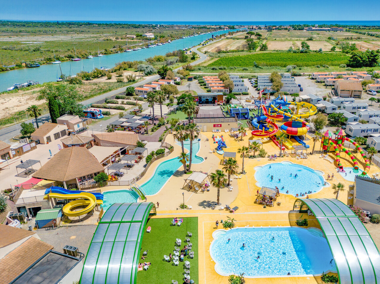 Giant water park, swimming pools and mobile homes at VAGUES OCEANES Hamacs campsite in Fleury (11).