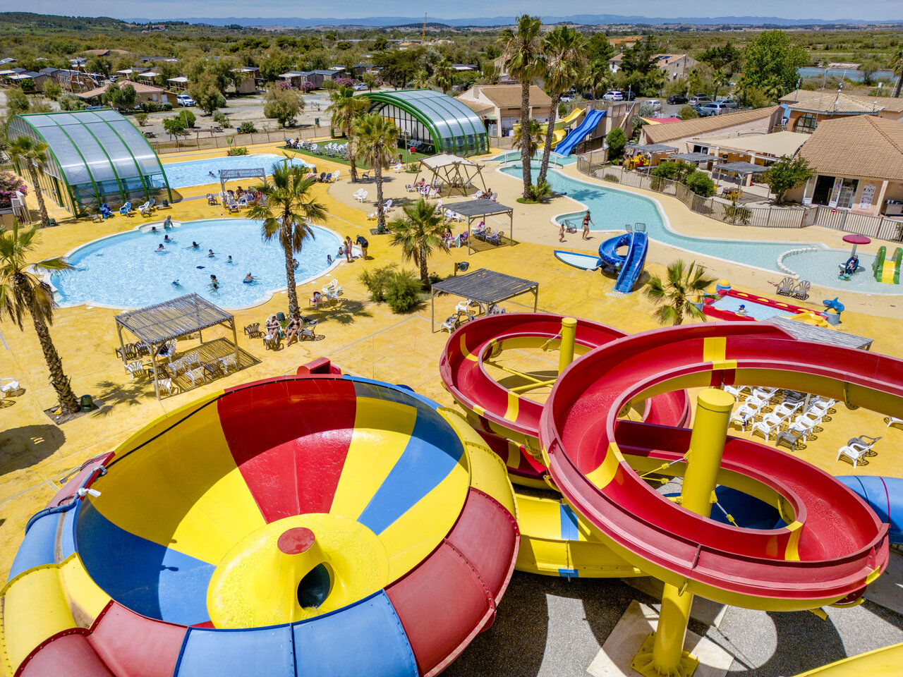 Large water park with giant slides and swimming pools at VAGUES OCEANES Hamacs campsite in Fleury (11).