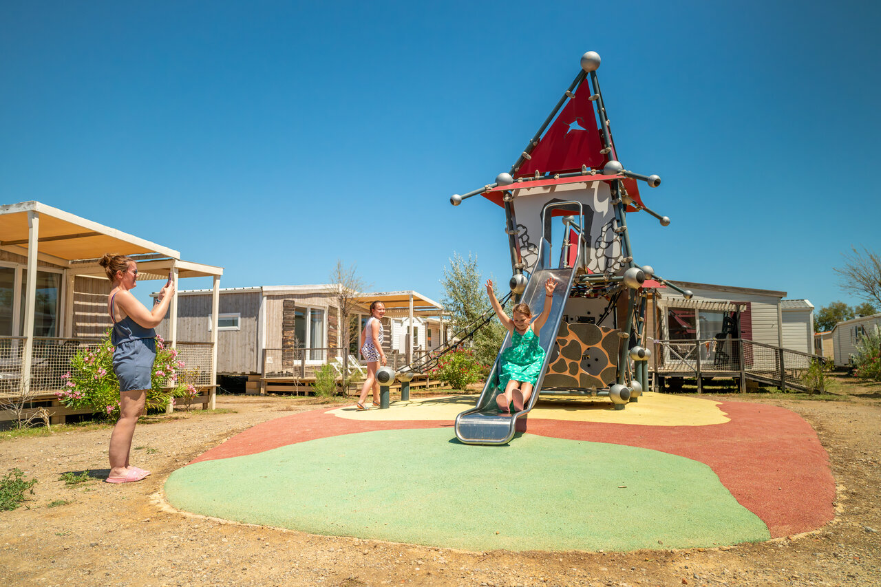 Children on slide and playground at VAGUES OCEANES campsite in Fleury.