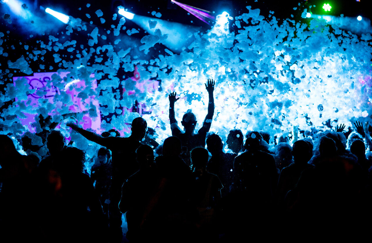 Animated foam party crowd at VAGUES OCEANES Hamacs campsite in Fleury (11).