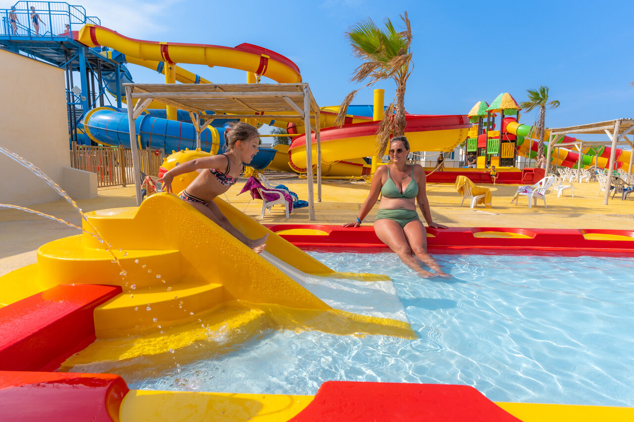 Water slides, pool, and water games at VAGUES OCEANES Hamacs campsite Fleury (11).