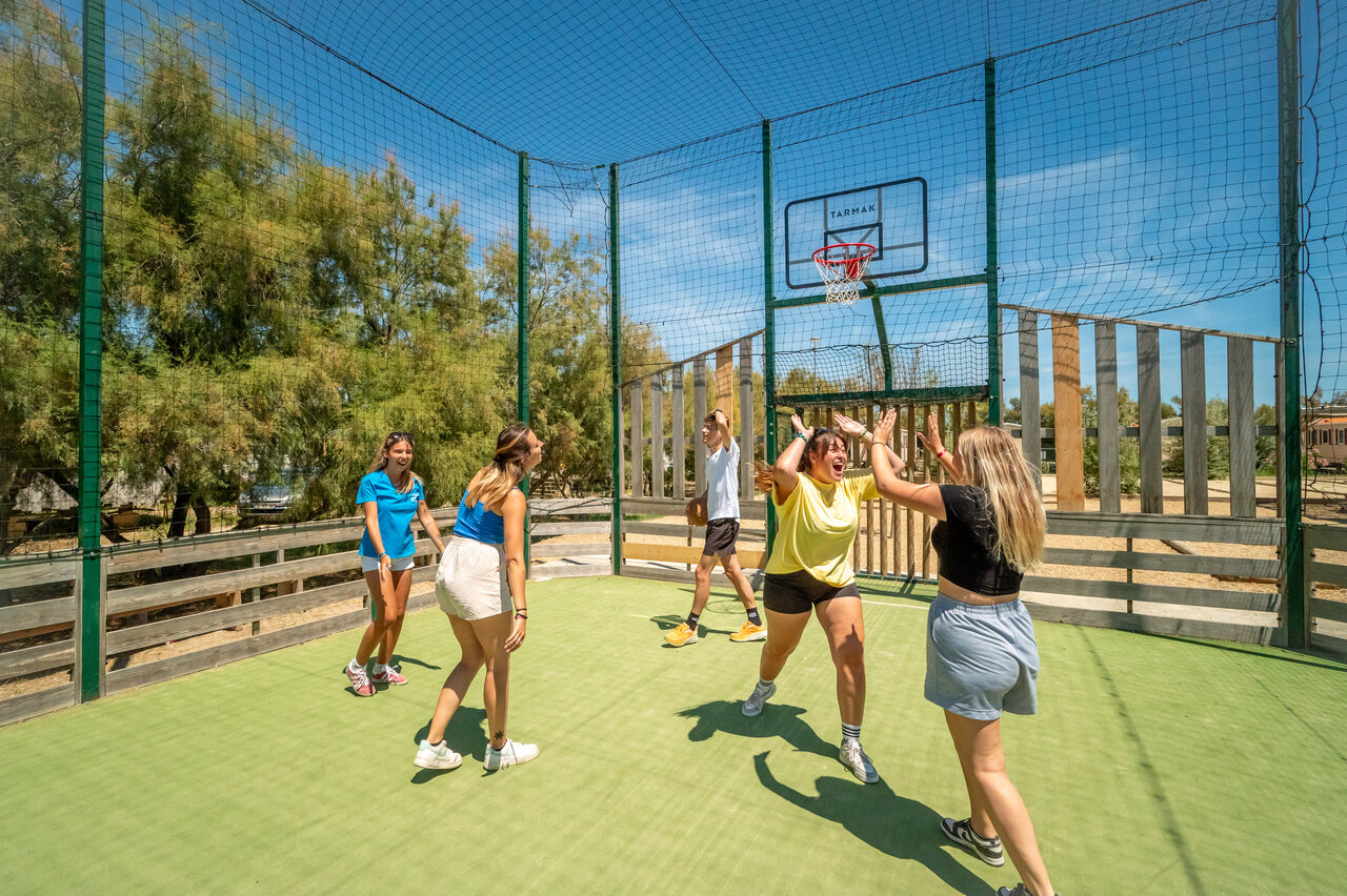 Young people playing basketball on multisport court at VAGUES OCEANES Hamacs campsite in Fleury (11).