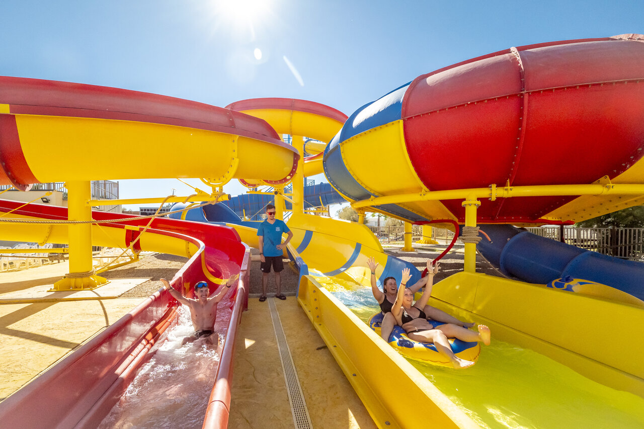 Colorful water slides and people having fun at VAGUES OCEANES Hamacs campsite in Fleury (11).