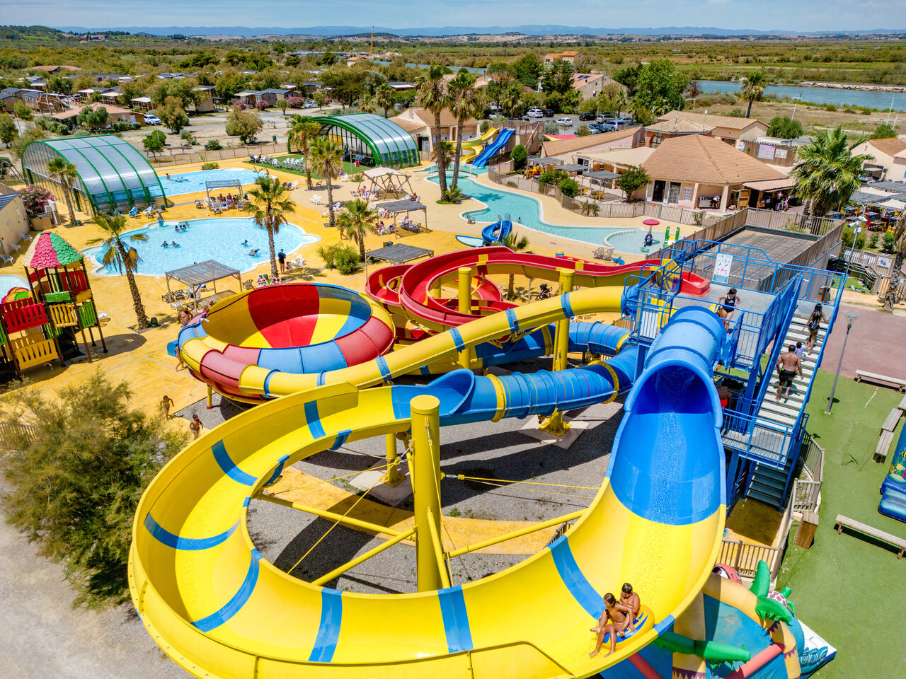 Water park with giant slides, pools and games at VAGUES OCEANES Hamacs campsite in Fleury (11).