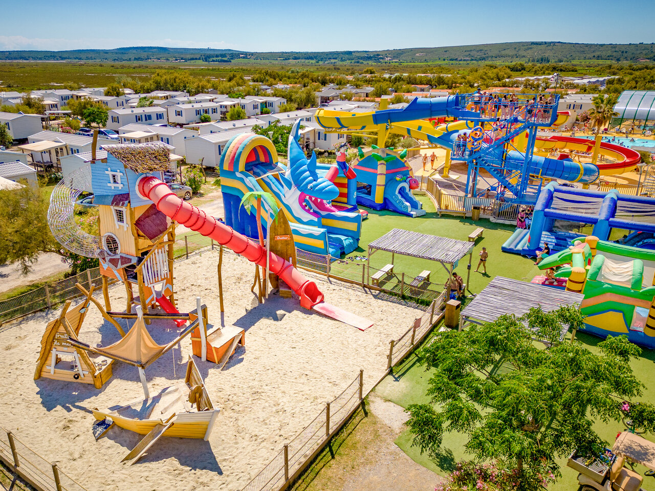 Large playground, water slides and inflatables at VAGUES OCEANES Hamacs campsite in Fleury (11).