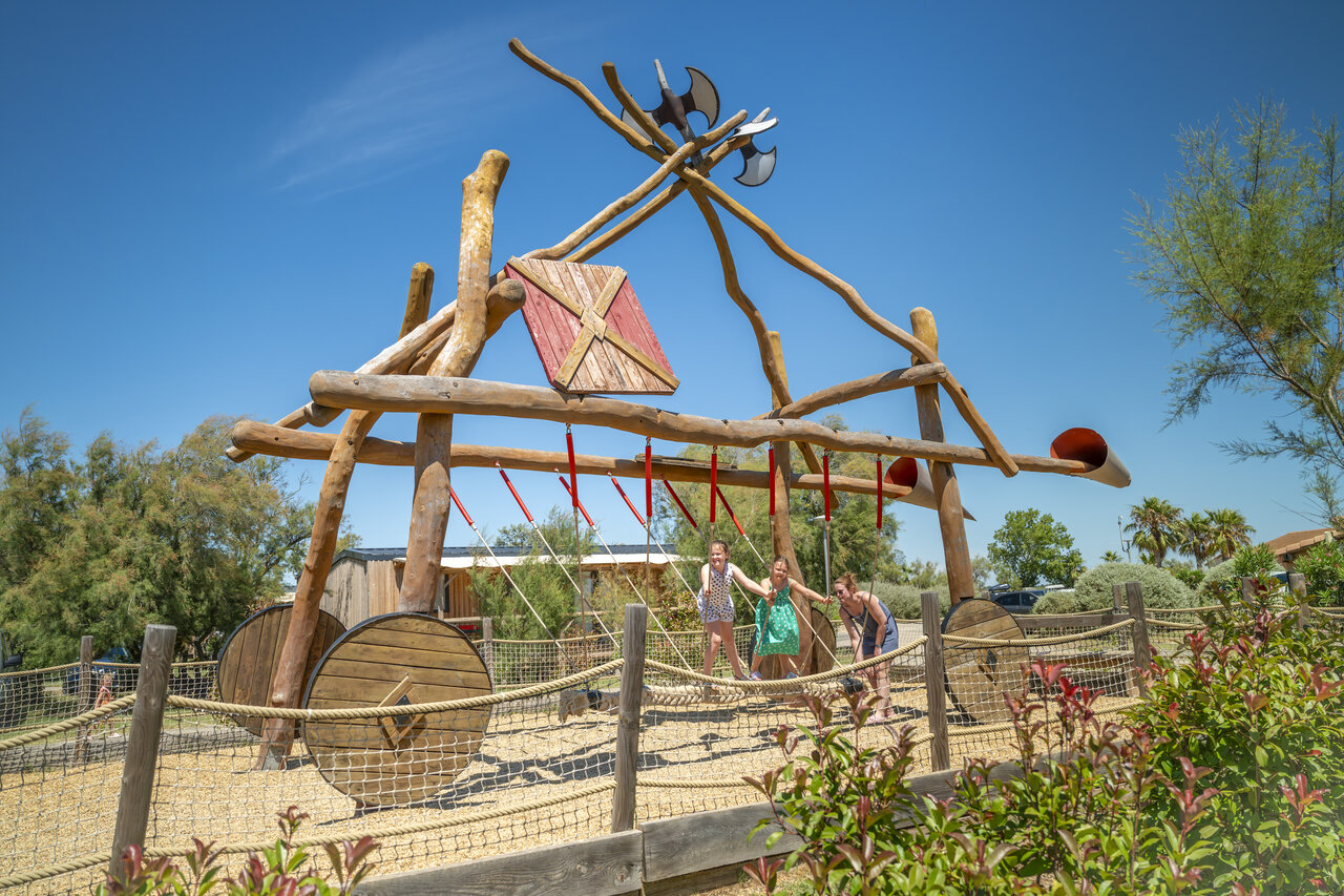 Wooden playground, children at VAGUES OCEANES Hamacs campsite in Fleury (11).