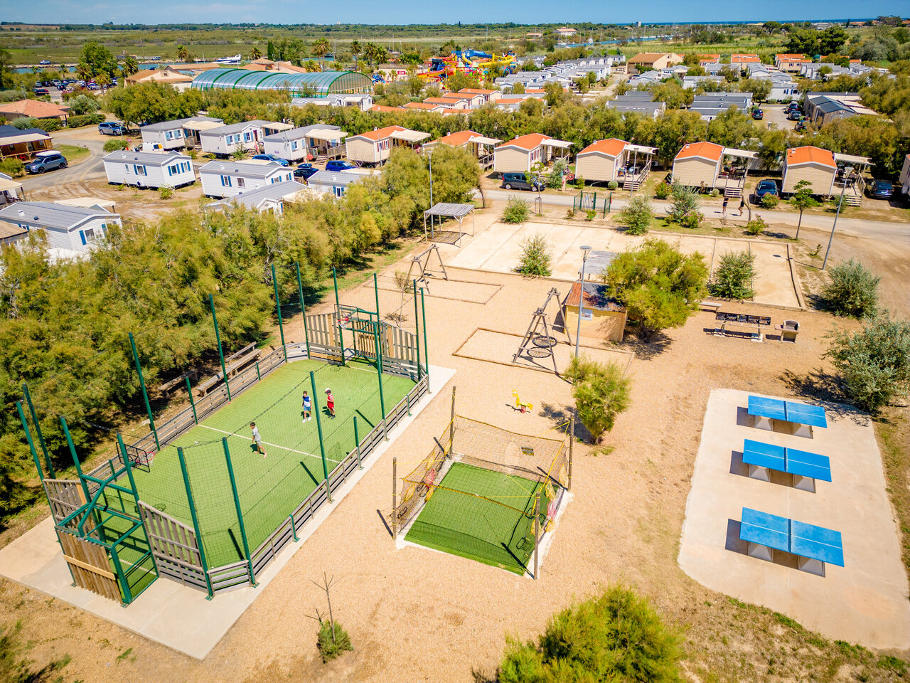 Multi-sport field, ping-pong tables, playground VAGUES OCEANES Hamacs Fleury (11).