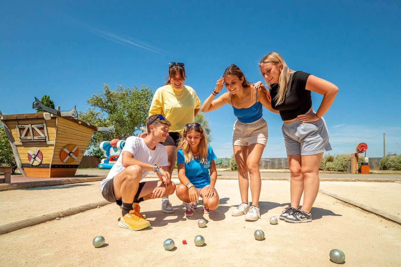 Young people playing p�tanque at VAGUES OCEANES Hamacs campsite in Fleury (11).