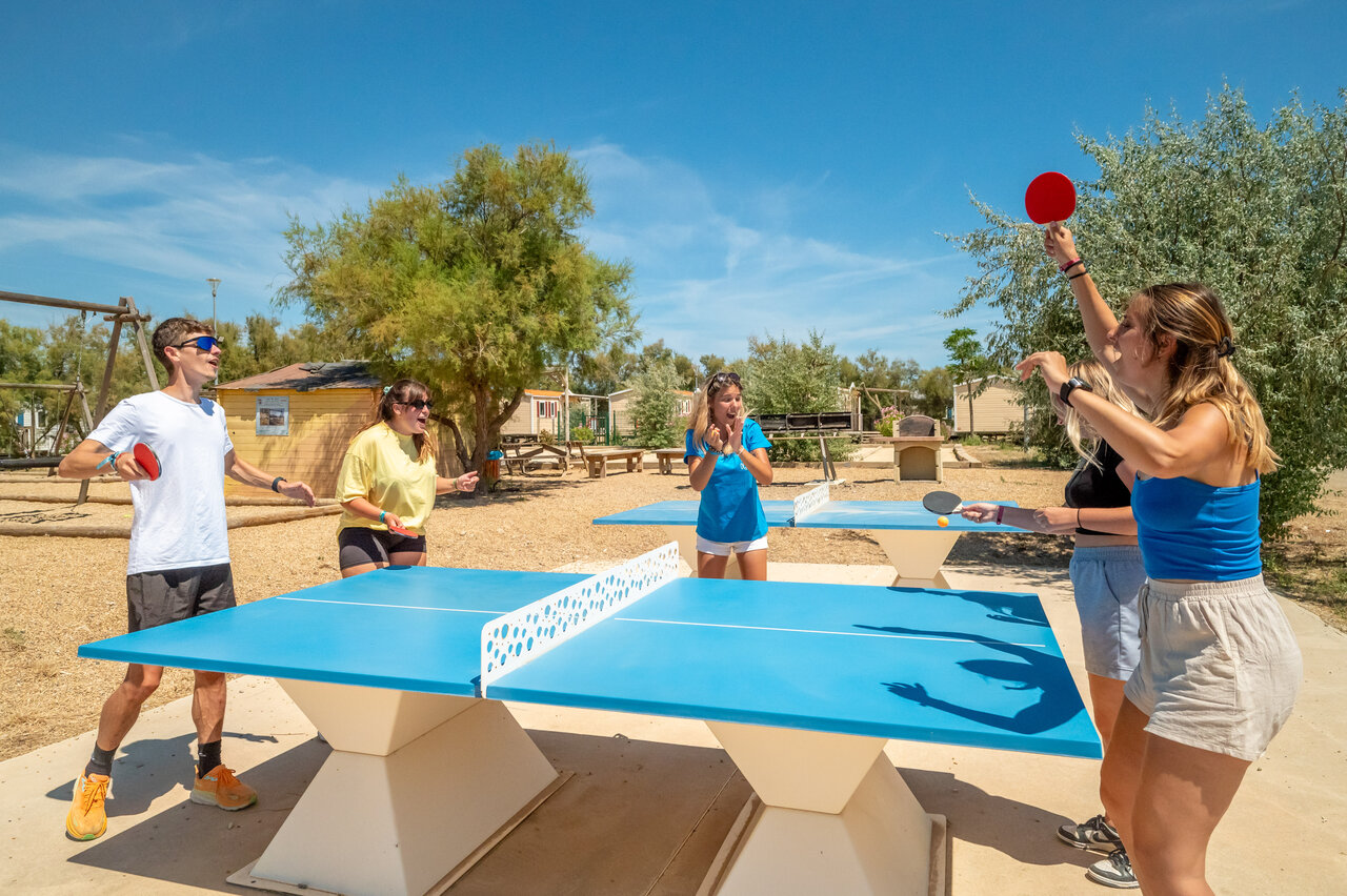 Young people playing outdoor table tennis at VAGUES OCEANES Hamacs campsite, Fleury (11).