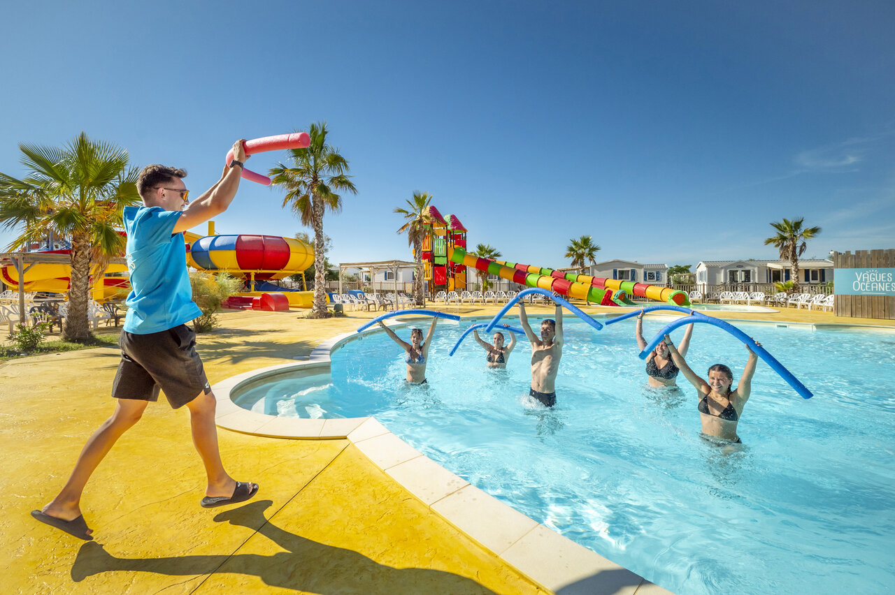 Aqua gym class in pool with slides, VAGUES OCEANES Hamacs campsite Fleury (11).
