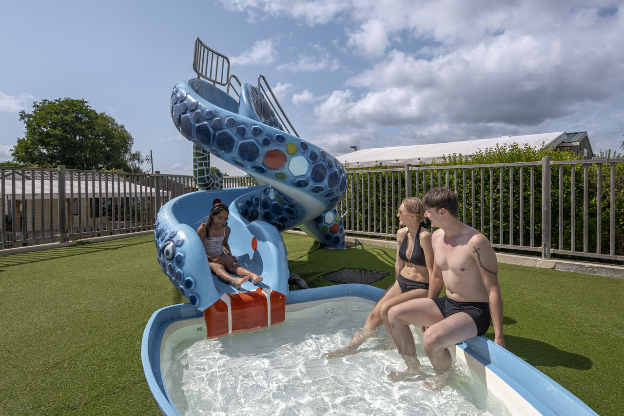 Fun water slide and children's pool at CLICOCHIC Haras de Deauville campsite in Touques (14).