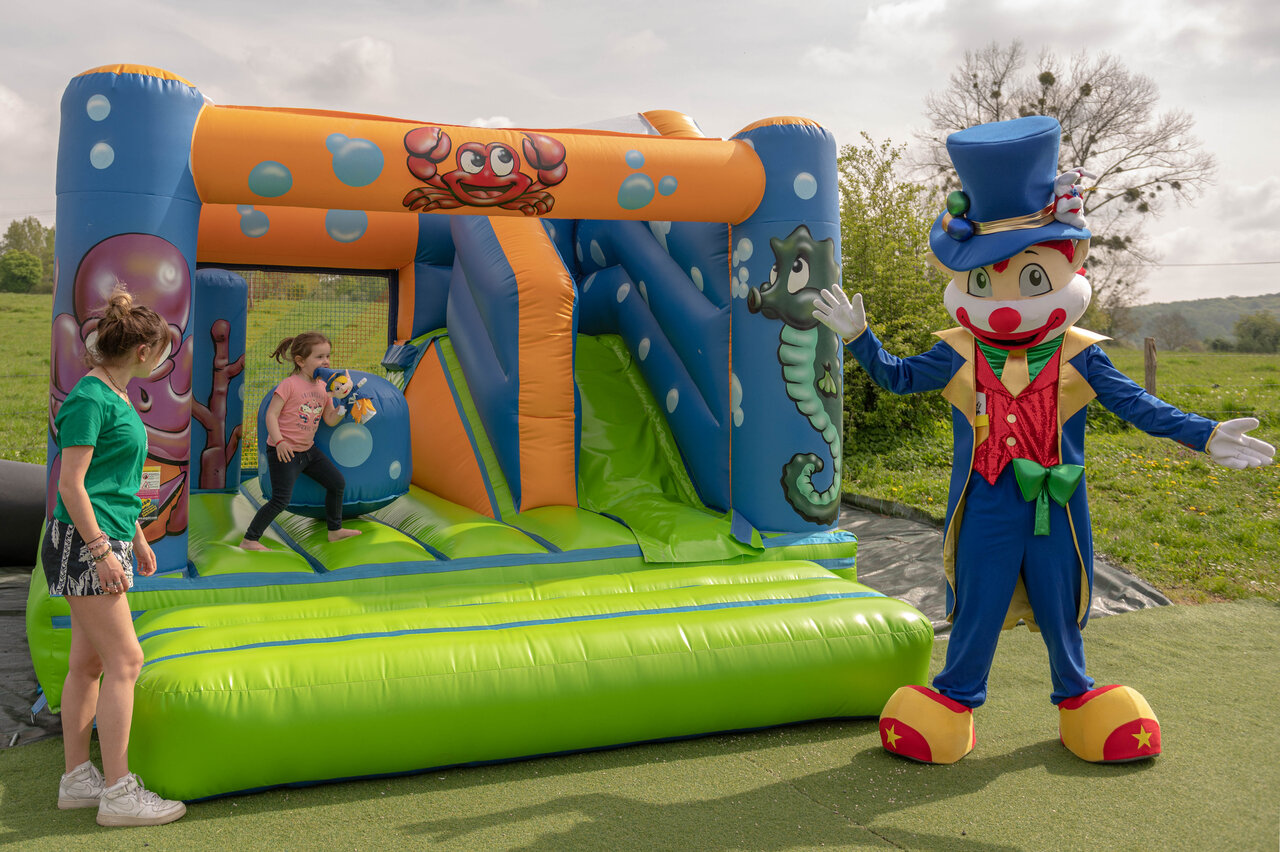 Inflatable bouncy castle, children and mascot at CLICOCHIC Haras de Deauville campsite (14).