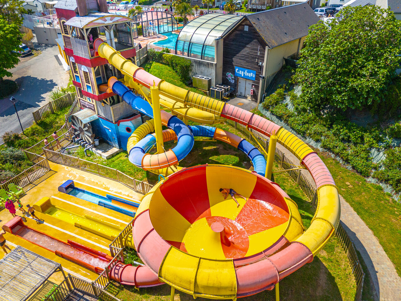 Giant water slides, bowl slide and multi-lanes at CAPFUN Hautes Coutures (14).