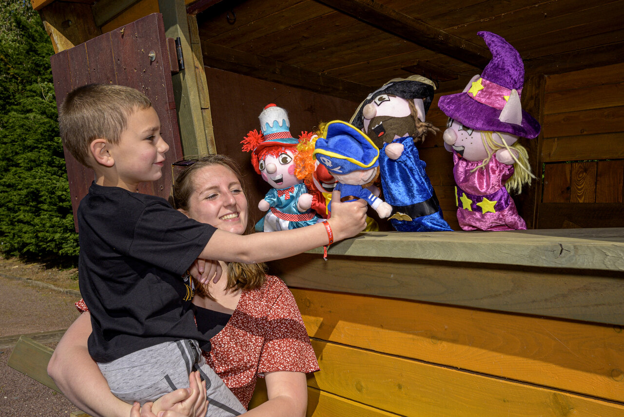 Children and adult with puppets at CAPFUN Hautes Coutures campsite BENOUVILLE (14).