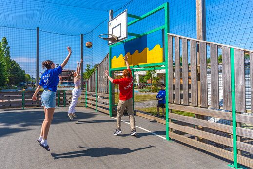 Multi-sport court with basketball hoop at CAPFUN Hautes Coutures campsite in BENOUVILLE (14).