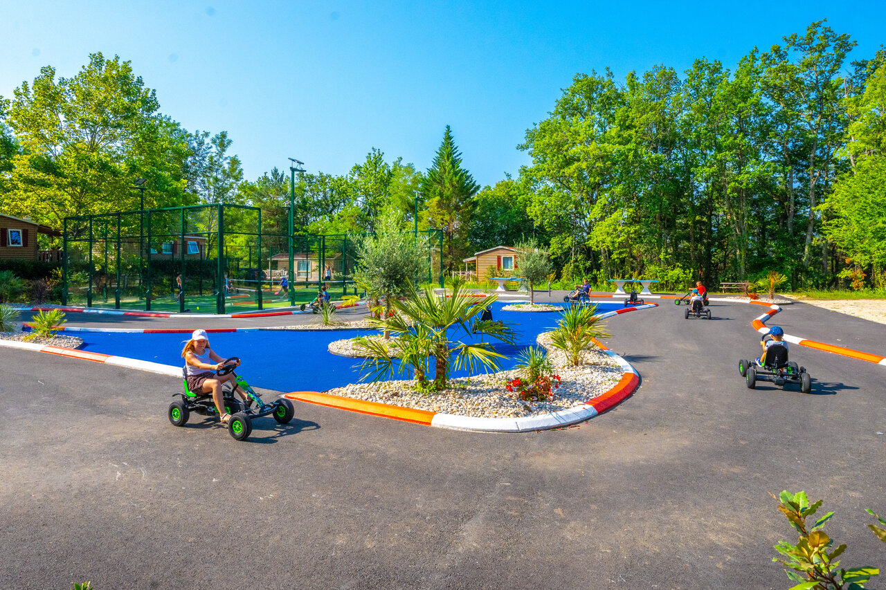 Pedal go-karts, multi-sport court at CAPFUN Hauts de Ratebout campsite in STE FOY DE BELVES (24).
